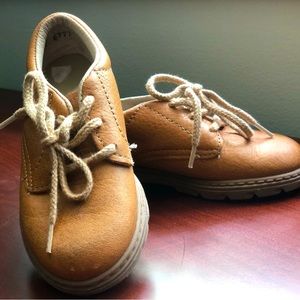 Kepner Scott / Amilio tan leather shoes in GUC